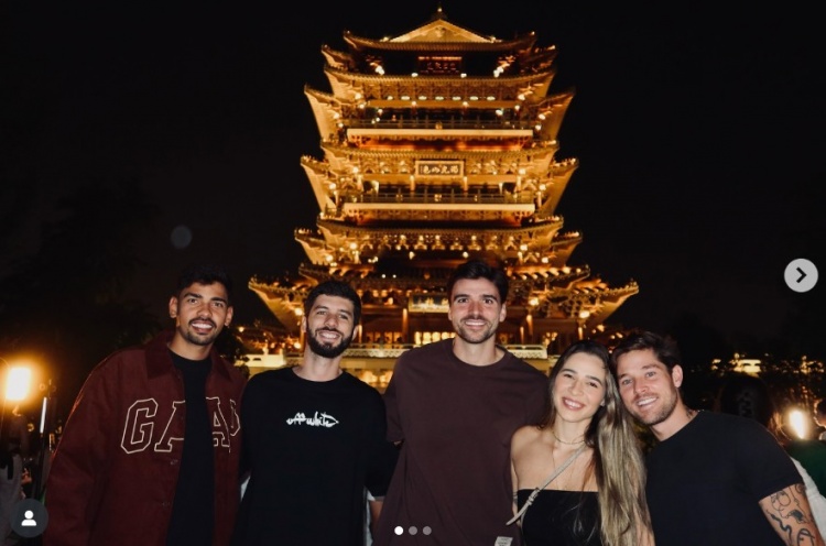 景色真不错，泰山队外援马德鲁加和泽卡打卡济南夜景