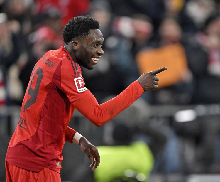 右膝十字韧带撕裂！图片报：戴维斯已恢复跑步训练，预计11月复出