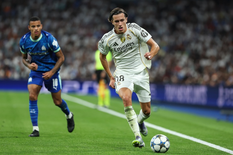 阿斯：卡雷拉斯改踢中后卫表现依旧抢眼，防守到位且传控能力出色